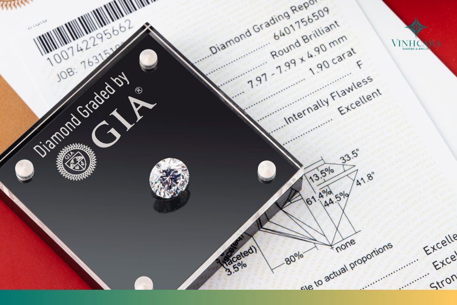 Kim cương tròn 9 Carat có đường kính khoảng 13.4mm Kim cương tròn 9 Carat có đường kính khoảng 13.4mm