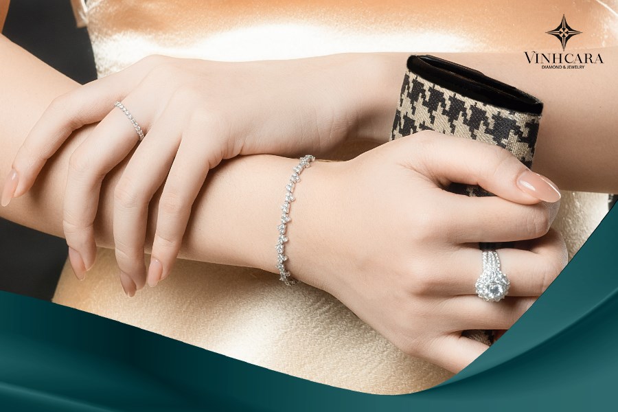 Lắc tay nữ bản nhỏ phù hợp với phong cách thanh lịch hằng ngày