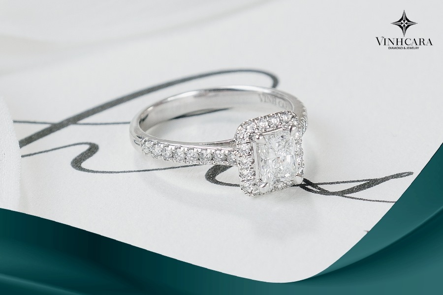 Mẫu nhẫn cầu hôn Halo đính kim cương tự nhiên lấp lánh