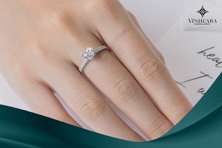Mẫu nhẫn cầu hôn kim cương cao cấp Vĩnh Cara được nhiều quý cô yêu thích
