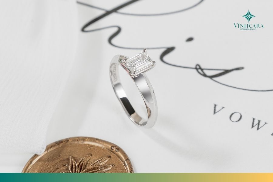 Mẫu nhẫn đính hôn vàng trắng dành cho người yêu thích sự tối giản Mẫu nhẫn đính hôn vàng trắng dành cho người yêu thích sự tối giản