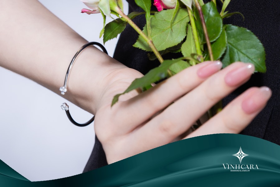 Màu sắc kim loại ảnh hưởng đến khả năng phối đồ của vòng tay nữ