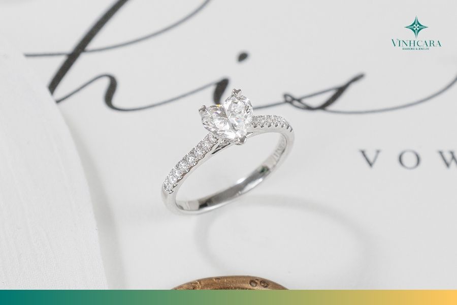 Nhẫn cầu hôn bạc cần được bảo dưỡng thường xuyên Nhẫn cầu hôn bạc cần được bảo dưỡng thường xuyên