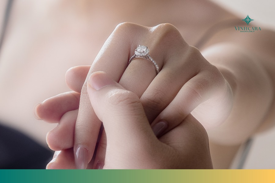 Mẫu nhẫn cầu hôn vàng trắng 18K cao cấp từ thương hiệu Vĩnh Cara