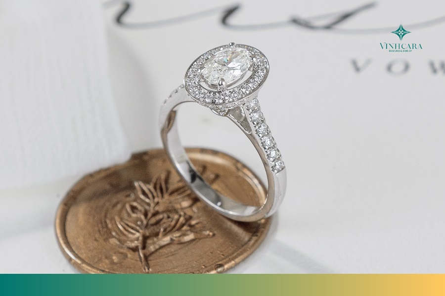 Nhẫn cầu hôn vàng 18K lấp lánh trên tay quý cô