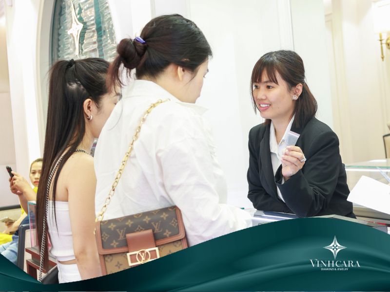 Đội ngũ tư vấn chuyên nghiệp giúp khách hàng mua nhẫn Solitaire ưng ý