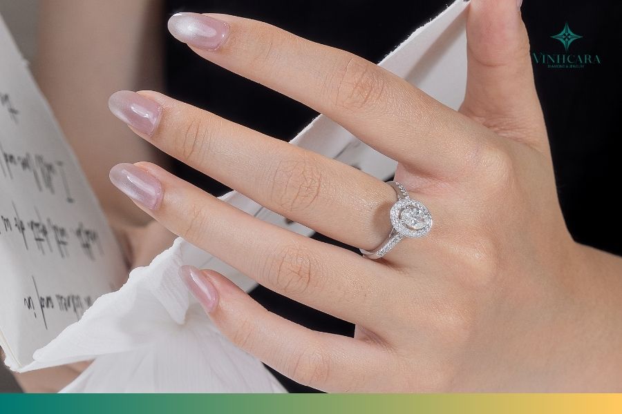 Nhẫn đính hôn vàng trắng phù hợp với người có tone da lạnh Nhẫn đính hôn vàng trắng phù hợp với người có tone da lạnh