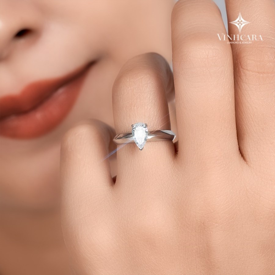 nhẫn kim cương cầu hôn là biểu tượng tình yêu vĩnh cửu