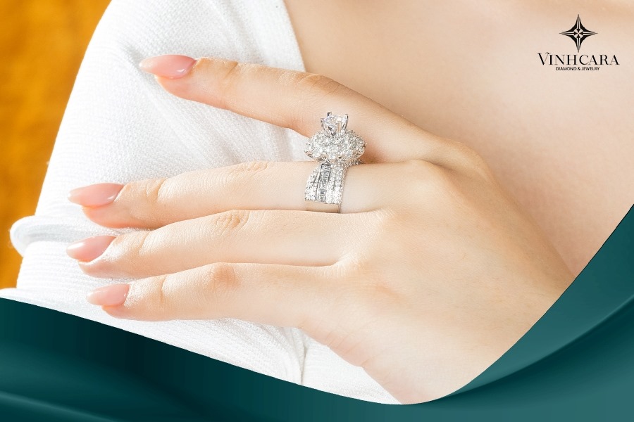 Phiên bản nhẫn nữ đính đá cầu kỳ sang trọng quý phái
