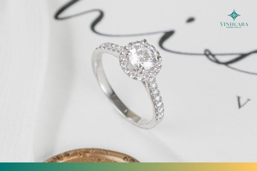 So sánh tổng quan nhẫn cầu hôn bạc và vàng So sánh tổng quan nhẫn cầu hôn bạc và vàng