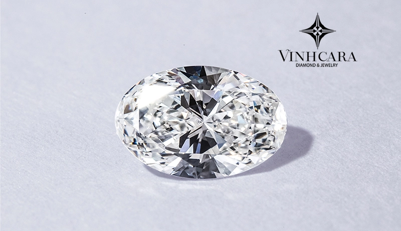 Bảng so sánh các yếu tố như màu sắc, độ trong suốt, và chất lượng cắt ảnh hưởng đến giá kim cương 6 ly.