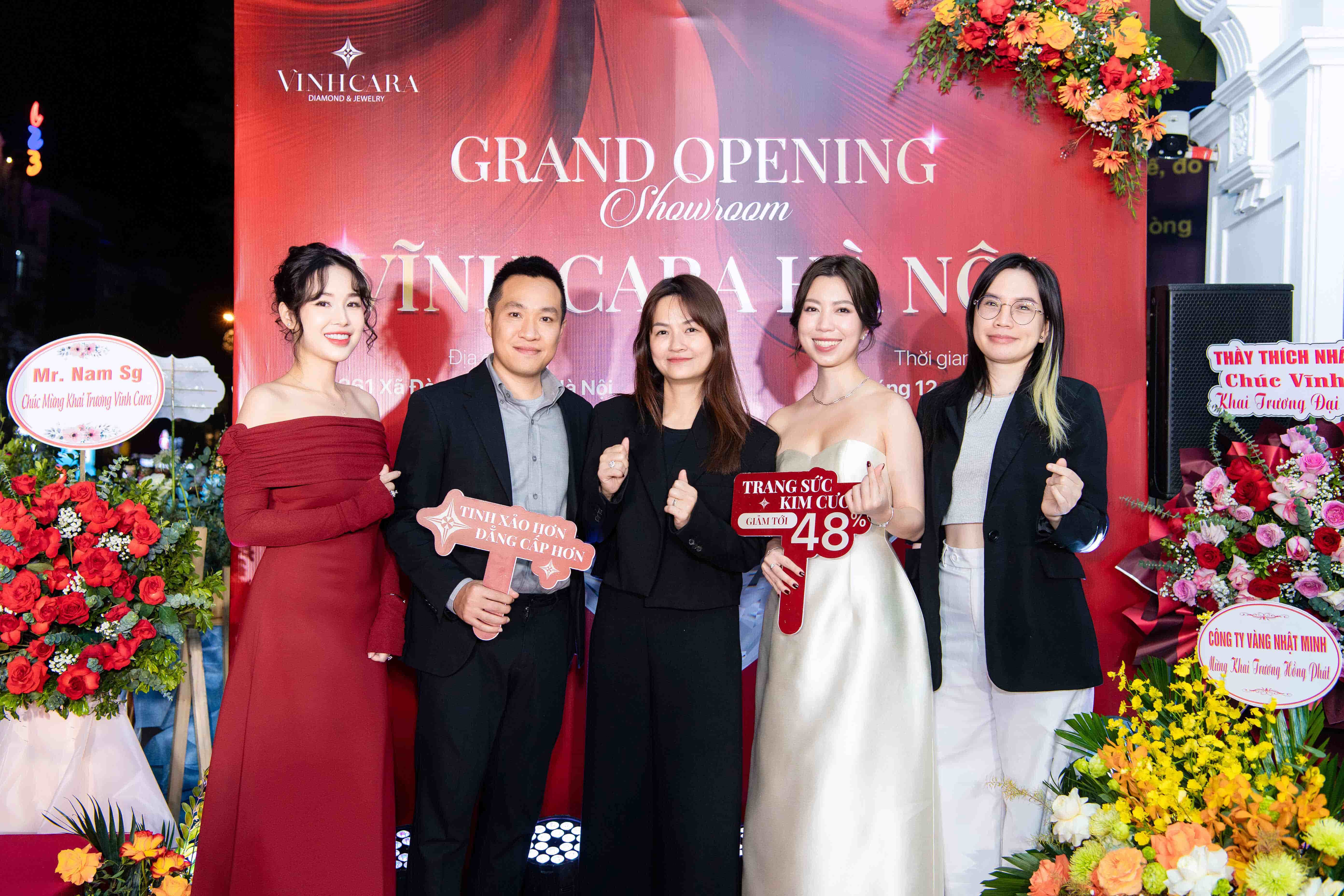 Cảnh khai trương showroom Vĩnh Cara tại Hà Nội, với không gian sang trọng và những bộ sưu tập trang sức kim cương lấp lánh.